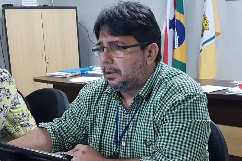 O município de Curionópolis, no sudeste paraense, vai integrar o projeto Municípios Emblemáticos dentro do Programa Municípios Sustentáveis (PMS), desenvolvido pela Secretaria Estadual de Municípios Sustentáveis (Semsu). A primeira reunião com a equipe da gestão municipal foi realizada na tarde desta quinta-feira (7), na sede da Prefeitura de Curionópolis, com representantes de diversas secretarias, que conheceram como o projeto é desenvolvido. Na foto, Denys Ribeiro, coordenador técnico da Secretaria Estadual de Gestão Estratégica (Seegest)
FOTO: DANI FILGUEIRAS / ASCOM SEMSU
DATA: 07.06.2018
CURONÓPOLIS - PARÁ <div class='credito_fotos'>Foto: DANI FILGUEIRAS / ASCOM SEMSU | <a href='/midias/2018/originais/1f56b95f-656e-440f-9b57-726727f5f31a.jpg' download><i class='fa-solid fa-download'></i> Download</a></div>