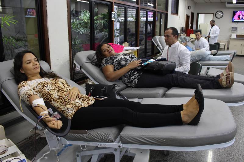 Uma campanha para doação de sangue e medula desenvolvida na Secretaria de Meio Ambiente e Sustentabilidade (Semas) incentivou 15 servidores (foto) de duas diretorias da Semas a participarem deste momento de solidariedade humana, nesta quarta-feira (12). O órgão ambiental disponibilizou um micro-ônibus para realizar essa atividade dentro da programação do Dezembro Vermelho, mês dedicado à prevenção da Aids, Síndrome da Imunodeficiência Adquirida, doença crônica causada pelo HIV, Vírus da Imunodeficiência Humana, que pode ser transmitido pelo contato sanguíneo. A ação permanece até sábado (15), quando outras diretorias vão participar desse gesto de amor ao próximo. Os servidores também podem levar parentes e amigos para a doação. A gerente de Treinamento, Desenvolvimento e Avaliação, da Semas, Neumara Carneiro, considera esse momento natalino oportuno para incentivar a doação de sangue. “A solidariedade humana é muito presente na época do Natal e procuramos estimular essa disposição natural para a prática da doação”, avalia.

FOTO: ASCOM / SEMAS
DATA: 12.12.2018
BELÉM - PARÁ <div class='credito_fotos'>Foto: ASCOM SEMAS   |   <a href='/midias/2018/originais/1f59f7c6-9fcb-4d14-84a6-2caa612ded32.jpg' download><i class='fa-solid fa-download'></i> Download</a></div>