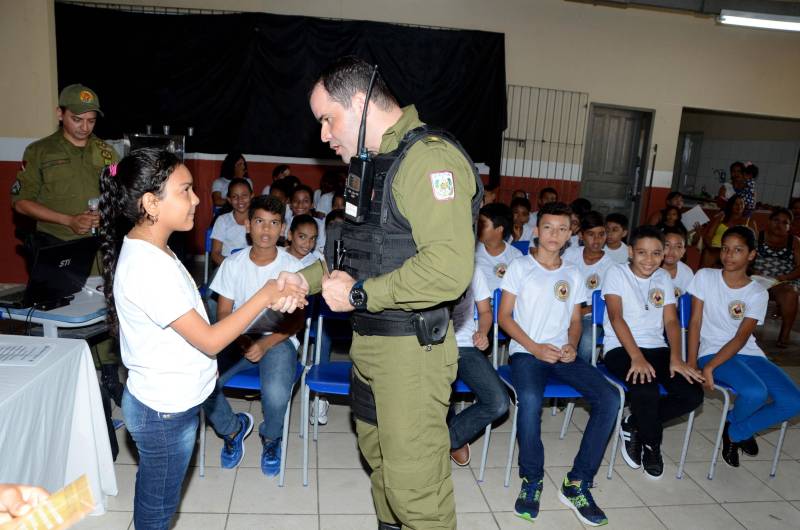 Quarenta e três alunos do 5º ano da Escola Estadual de Ensino Fundamental Prof. Emiliana Sarmento Ferreira, em Belém, participaram da cerimônia de formatura do Programa Educacional de Resistência às Drogas e a Violência (Proerd), realizado pela Secretaria de Estado de Educação (Seduc) em parceria com a Polícia Militar do Estado do Pará. Na foto, o tenente-coronel da PM Getulio Rocha.
FOTO: RAI PONTES / ASCOM SEDUC
DATA: 13.11.2018
BELÉM - PARÁ <div class='credito_fotos'>Foto: Rai Pontes/Ascom Seduc | <a href='/midias/2018/originais/1f5cca2a-ad64-4211-8b46-b6163651c89a.jpg' download><i class='fa-solid fa-download'></i> Download</a></div>