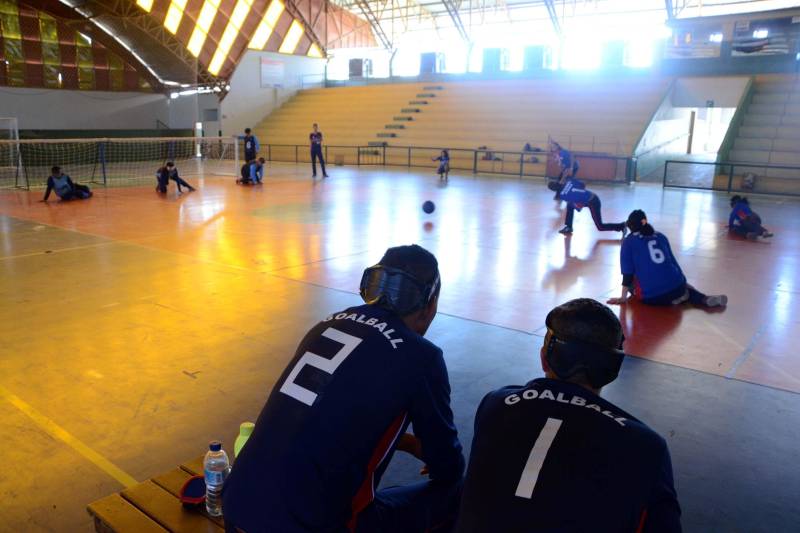 A Secretaria de Estado de Educação (Seduc), por meio do Núcleo de Esporte e Lazer (NEL), promove oficinas de capacitação destinada a professores e técnicos das escolas dos municípios participantes da XI edição dos Jogos Paralímpicos Escolares Paraenses, visando destacar a importância do incentivo à prática de esportes por pessoas com deficiência (PcD). As oficinas ocorrem paralelamente à competição, que será encerrada nesta sexta-feira (29), em Marabá, no sudeste do Estado, com disputas nas modalidades atletismo, bocha e natação. No Ginásio Renato Veloso ocorreu a oficina de goaball (foto), único esporte criado exclusivamente para deficientes visuais. A modalidade esportiva, que foi implantada de forma pioneira no Estado para ser praticado por estudantes da Unidade de Ensino Especializada Álvares de Azevedo, está sendo levada a outros municípios paraenses.
FOTO: FERNANDO NOBRE / ASCOM SEDUC
DATA: 29.06.2018
MARABÁ - PARÁ <div class='credito_fotos'>Foto: FERNANDO NOBRE/ASCOM SEDUC | <a href='/midias/2018/originais/1f612654-4a2d-4c22-a33c-fd67d27c37e3.jpg' download><i class='fa-solid fa-download'></i> Download</a></div>