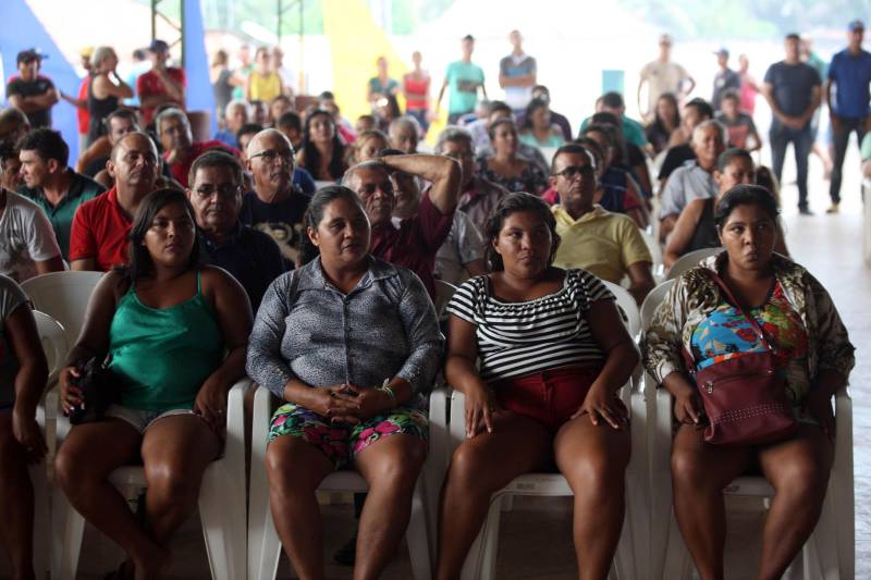 O Governo do Estado entregou (foto) na tarde desta sexta-feira (29), a ordem de serviço para a pavimentação de três quilômetros de vias no munícipio de Bonito, no Nordeste do Estado. O documento foi entregue pelo chefe do Núcleo de Governo, José Megale. O investimento na ordem de R$ 1,3 milhão faz parte dos esforços do Governo do Estado em levar mais qualidade de vida à população. A assinatura contou com a participação do presidente da Assembleia Legislativa do Estado (Alepa), deputado Márcio Miranda, e do deputado Milton Campos, que também entregou as chaves de uma retroescavadeira adquirida através de emenda parlamentar.
FOTO: SIDNEY OLIVEIRA / AG. PARÁ
DATA: 29.06.2018
BONITO - PARÁ <div class='credito_fotos'>Foto: Sidney Oliveira/Ag. Pará | <a href='/midias/2018/originais/1f6681e9-0004-473d-bfd4-ef1f21c148c0.jpg' download><i class='fa-solid fa-download'></i> Download</a></div>