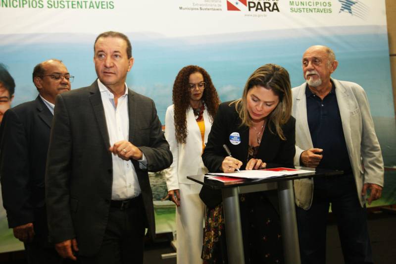Prefeitos de 21 municípios assinaram, nesta quinta-feira (8), convênios e receberam do Governo do Estado mais de R$ 50 milhões em recursos para obras e serviços. A assinatura dos convênios marcou o encerramento da terceira reunião do Fórum Permanente de Prefeitas e Prefeitos dos Municípios Sustentáveis, no Hangar Convenções e Feiras da Amazônia, em Belém. O governador Simão Jatene recebeu os gestores durante a assinatura dos convênios. O presidente da Assembleia Legislativa do Estado, deputado Márcio Miranda; a secretária de Municípios Sustentáveis, Izabela Jatene; a secretária de Educação, Ana Cláudia Hage; e os deputados federais Nilson Pinto e Hélio Leite também participaram da cerimônia. Na foto, a Prefeita de Vigia - Camile Vasconcelos.
FOTO: SIDNEY OLIVEIRA / AG PARÁ
DATA: 08.02.2018
BELÉM - PARÁ <div class='credito_fotos'>Foto: Sidney Oliveira/Ag. Pará | <a href='/midias/2018/originais/1f67a0af-9450-4858-8ef1-af170f928b6b.jpg' download><i class='fa-solid fa-download'></i> Download</a></div>