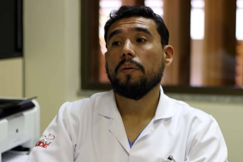 O motorista Ednaldo Ferreira da Silva, 28, teve que tomar um susto para entender que a adoção de conduta mais prudente no trânsito é vital para manter a vida e a saúde. Ele fraturou o osso da tíbia da perna esquerda ao dirigir sua motocicleta de forma perigosa e sem o uso do capacete em sua cidade, no município de Mojú, o que causou sua queda, e que poderia ter custado até a sua vida. No HGT, esses dados são crescentes, infelizmente. Em 2016, foram registrados 1.667 acidentes de trânsito. Desses, 1.296 por motos. Em 2017 o cenário ficou pior: 1.978 acidentes, sendo 1.586 provocados por motocicletas. Dados do DPVAT, mostram que o perfil das vítimas de acidentes de trânsito no Brasil são homens na faixa etária entre 18 e 34 anos. Os estudos mais recentes mostram que em 61% dos acidentes de trânsito, o condutor havia ingerido bebida alcoólica. Na foto, o diretor técnico do HGT, Paulo Henrique Ataíde Pereira.
FOTO: ASCOM / HGT
DATA: 07.04.2018
TAILÂNDIA - PARÁ <div class='credito_fotos'>Foto: ASCOM / HGT | <a href='/midias/2018/originais/1f67f415-314e-419c-b43c-c918fe6e5b8a.jpg' download><i class='fa-solid fa-download'></i> Download</a></div>