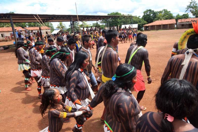 Está quase tudo pronto para a 6ª Semana dos Povos Indígenas, que começa neste domingo (15), em São Félix do Xingu, no sudeste do Pará. Antes de sair das aldeias em direção a São Félix – o terceiro maior município paraense em extensão territorial, atrás apenas de Altamira e Oriximiná –, as tribos fazem festa, numa espécie de preparação para os dias vindouros longe de casa. Na aldeia Krôkamôr, às margens do Rio Xingu e longe cerca de oito horas de barco da sede municipal, homens, mulheres e crianças Kayapó se unem na dança Kwyrykangô.
FOTO: RODOLFO OLIVEIRA / AG. PARÁ
DATA: 15.04.2018
SÃO FÉLIX DO XINGU - PARÁ <div class='credito_fotos'>Foto: Rodolfo Oliveira/Ag. Pará | <a href='/midias/2018/originais/1f784ecf-625a-4709-b77a-f86adf7c2986.jpg' download><i class='fa-solid fa-download'></i> Download</a></div>