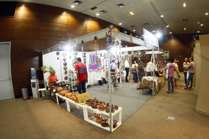 Autoridades, cientistas, empresários e produtores rurais participaram, na noite desta segunda-feira (12), no Hangar Convenções e Feiras da Amazônia, da abertura do XVII Congresso Brasileiro de Mandioca e do II Congresso Latino-Americano e Caribenho de Mandioca, os dois mais importantes eventos voltados à mandiocultura no Brasil e no continente, que ocorrem pela primeira vez no Pará.
FOTO: THIAGO GOMES / AG. PARÁ
DATA: 12.03.2018
BELÉM - PARÁ <div class='credito_fotos'>Foto: Thiago Gomes /Ag. Pará | <a href='/midias/2018/originais/1f799e1d-1ac6-4f75-81bd-4530e77acc47.jpg' download><i class='fa-solid fa-download'></i> Download</a></div>