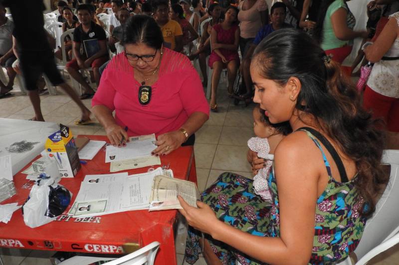 Começou nesta segunda-feira (19) e segue até o dia 21, no município de Augusto Corrêa, na Região do Salgado, as ações do Pro Paz Cidadania. Os atendimentos à população ocorreram em dois dias, simultaneamente, no Centro de Nazaré e no Instituto Casa da Fraternidade, no bairro Nazaré. Os moradores da cidade puderam solicitar a emissão de registro geral (RG), CPF, Certidão de Nascimento (1ª e 2ª via), Identidade Jovem (Id jovem) e Identidade de Nome Social, assim como aconselhamento jurídico. A maior procura é por RG e Certidão de Nascimento, justamente um dos focos da caravana que é reduzir os sub-registros.
FOTO: CARLOS SODRÉ / AG. PARÁ
DATA: 19.03.2018
AUGUSTO CORRÊA - PARÁ <div class='credito_fotos'>Foto: Carlos Sodré/Agência Pará | <a href='/midias/2018/originais/1f7fa969-b719-496a-94a0-cdcac02bdf5c.jpg' download><i class='fa-solid fa-download'></i> Download</a></div>