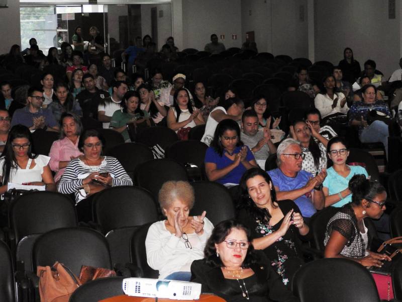 O município de Castanhal, na Região Metropolitana de Belém (RMB), recebeu nesta terça-feira (20) o Movimento pela Valorização do Estatuto da Criança e do Adolescente (Mover), que promove uma capacitação destinada a elaborar com órgãos do Executivo, Legislativo e Judiciário, além de representantes da sociedade civil, conselheiros tutelares e demais membros da rede de garantia de direitos da criança e adolescentes, ações e estratégias para o fortalecimento dos direitos de menores de 18 anos. O encontro será realizado até a próxima quinta-feira (22), das 09 às 17 h, no auditório da URE 8 (Unidade Regional de Educação).
FOTO: CARLOS SODRÉ / AG. PARÁ
DATA: 19.02.2018
CASTANHAL - PARÁ <div class='credito_fotos'>Foto: CARLOS SODRÉ / AG. PARÁ | <a href='/midias/2018/originais/1f834864-88bc-48b9-8861-fc5823f29277.jpg' download><i class='fa-solid fa-download'></i> Download</a></div>