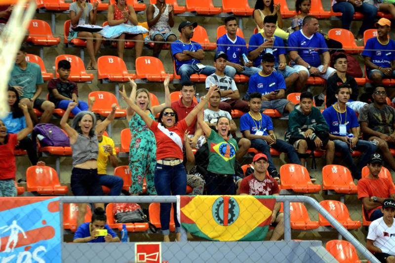 A 60ª edição dos Jogos Estudantis Paraenses (JEPs) encerrou neste domingo (24), na Arena Guilherme Paraense, em Belém. Após dois dias de competições, foram conhecidas as 16 equipes das modalidades coletivas de basquete, volei, futsal e handebol, nas categorias "A" (12 a 14 anos) e "B" (15 a 17 anos) que vão representar o Pará na etapa nacional dos Jogos Escolares da Juventude, em setembro.
FOTO: FERNANDO NOBRE / ASCOM SEDUC
DATA: 24.06.2018
BELÉM - PARÁ <div class='credito_fotos'>Foto: FERNANDO NOBRE/ASCOM SEDUC | <a href='/midias/2018/originais/1f9c1bba-0ec2-4173-8c07-05e61d157919.jpg' download><i class='fa-solid fa-download'></i> Download</a></div>