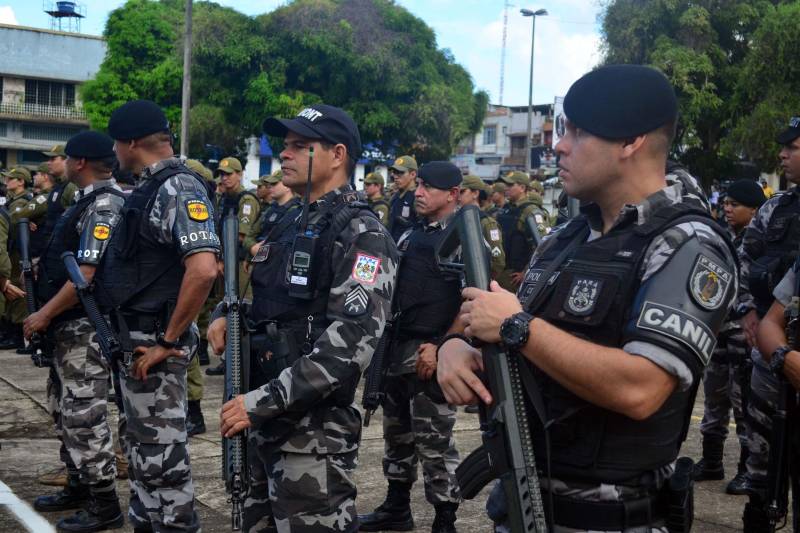 Foi lançada na manhã deste sábado, 8, na Praça da Bandeira, em Belém, a Operação Boas Festas (foto), coordenada pela Polícia Militar do Pará e integrada aos órgãos do Sistema de Segurança Pública do Estado. As ações da Boas Festas vão até o dia 1º de janeiro de 2019. A população do Estado contará com 6,6 mil policias militares que reforçarão o policiamento ordinário na capital, área metropolitana e demais regiões paraenses. 

FOTO: ELIELSON MODESTO / ASCOM SUSIPE
DATA: 08.12.2018
BELÉM - PARÁ <div class='credito_fotos'>Foto: Elielson Modesto / Ascom Segup   |   <a href='/midias/2018/originais/1fa42e91-cfa3-464b-b16b-e1303cb38980.jpg' download><i class='fa-solid fa-download'></i> Download</a></div>