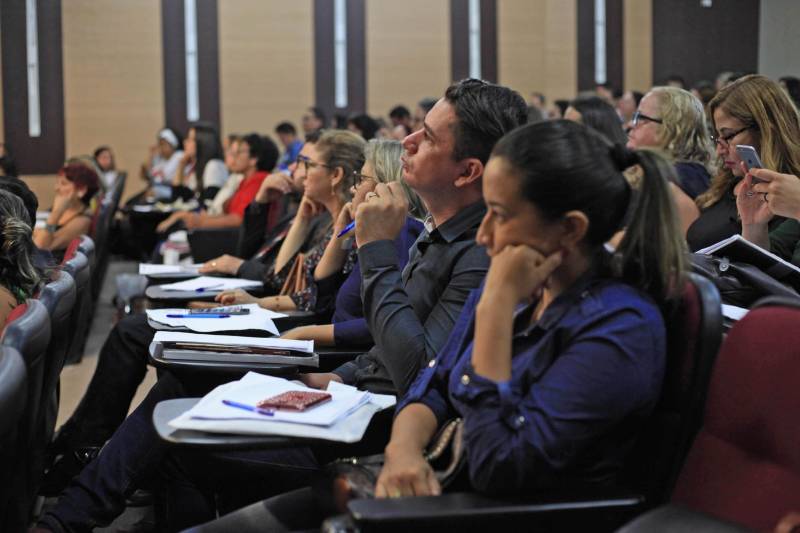 A Oficina de Trabalho da Comissão Estadual de Erradicação ao Trabalho Escravo (Coetrae, na foto), da Secretaria de Estado de Justiça e Direitos Humanos (Sejudh) começou na manhã desta quarta-feira, 25, no Auditório Aluysio Chaves, no Tribunal Regional do Trabalho da 8° Região, em Belém. O evento, que tem como principal objetivo a validação do Plano Estadual para a Erradicação do Trabalho Escravo do Pará (Peete/PA), segue até esta quinta-feira, 26, com a participação de diversas instituições governamentais e não governamentais que compõe a Coetrae, além de representações da sociedade civil de diversos municípios do Estado.
FOTO: WAGNER ALMEIDA / ASCOM SEJUDH
DATA: 25.04.2018
BELÉM - PARÁ <div class='credito_fotos'>Foto: Wagner Almeida/ Ascom Sejudh | <a href='/midias/2018/originais/1fa6700b-0bf3-4f4d-bf8d-b01f593ff9f8.jpg' download><i class='fa-solid fa-download'></i> Download</a></div>