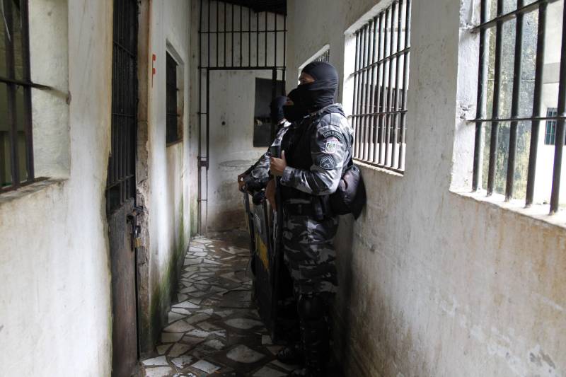 As revistas gerais nos presídios de todo o Pará foram intensificadas para reforçar a segurança durante o feriado prolongado da Semana Santa. A Superintendência do Sistema Penitenciário do Estado (Susipe) iniciou no dia 27, a Operação Sentinela do Norte, em parceria com a Polícia Militar (PM), de forma simultânea, nas 46 unidades prisionais da Região Metropolitana de Belém (RMB) e interior.
FOTO: AKIRA ONUMA / ASCOM SUSIPE
DATA: 28.03.2018
SANTA IZABEL DO PARÁ - PARÁ <div class='credito_fotos'>Foto: Akira Onuma / Ascom Susipe | <a href='/midias/2018/originais/1fa83a6c-0f7e-4ed1-a38e-fde8197fd98e.jpg' download><i class='fa-solid fa-download'></i> Download</a></div>