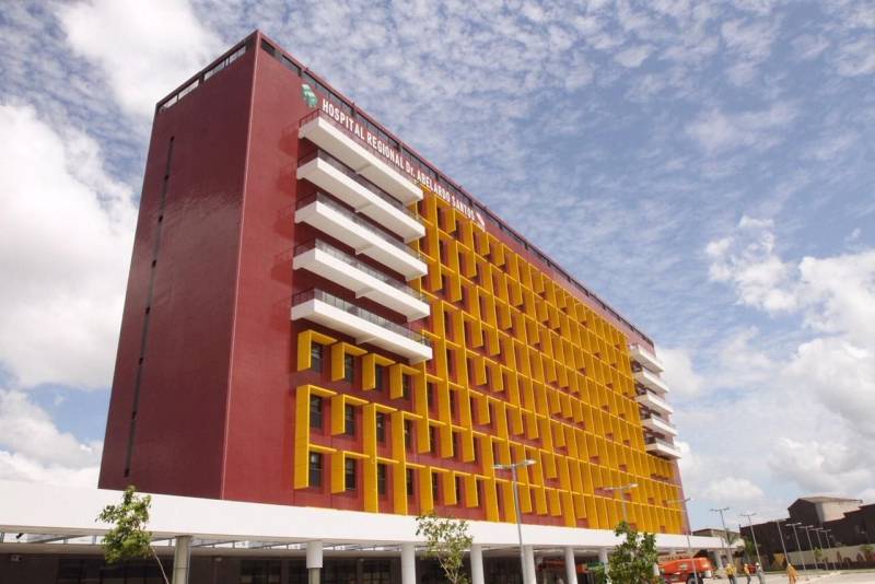 Neste domingo (30), às 11 horas, o governador Simão Jatene realiza uma visita às instalações do novo “Abelardo Santos” (foto), em Icoaraci. O prédio possui 10 andares e tem capacidade de atendimento para ser o maior hospital público da Região Metropolitana de Belém, beneficiando cerca de 1,2 milhão de pessoas. O hospital terá diversas especialidades, como clínica pediátrica, cirúrgica, médica e de traumatologia, terapia renal, unidade de transplante, maternidade, unidade de tratamento intensivo (UTI) infantil e adulto, centro cirúrgico com oito salas, laboratório de análise clínicas, serviço de reabilitação e centro de diagnóstico por imagem, que fará exames mais completos de mamografia, ressonância magnética e tomografia computadorizada.

FOTO: CRISTINO MARTINS / AG. PARÁ
DATA: 29.12.2018
ICOARACI - PARÁ <div class='credito_fotos'>Foto: Cristino Martins/Ag. Pará   |   <a href='/midias/2018/originais/1fac0153-a59b-4c39-bce7-b0980120e45d.jpg' download><i class='fa-solid fa-download'></i> Download</a></div>