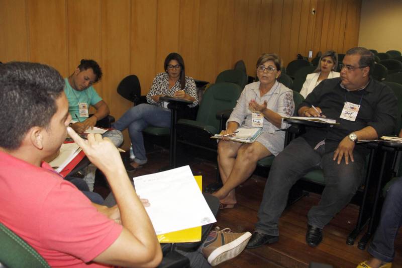 Profissionais que trabalham na Fundação de Atendimento Socioeducativo do Pará (Fasepa) participaram nesta sexta-feira (06), na Escola de Governança Pública do Estado do Pará (EGPA), em Belém, do último dia do encontro Diálogo Temático: “Construindo Novos Parâmetros Técnicos na Socioeducação”, que buscou sistematizar as diretrizes metodológicas do atendimento socioeducativo e reavaliar fluxos de trabalho, para ampliar a qualidade do atendimento socioeducativo. O evento contou com a participação de todos os representantes que atuam nas unidades socioeducativas da Região Metropolitana de Belém, de Marabá (na região sudeste) e Santarém (no oeste). A partir de algumas dinâmicas, os profissionais socializaram desafios e propuseram diferentes possibilidades na mediação e resolução de conflitos dentro das especialidades de cada um, seja em internação, internação provisória e semiliberdade. Após o encontro, um guia técnico será elaborado e vai nortear alguns procedimentos pedagógicos, visando melhorar os indicadores do atendimento socioeducativo no Estado.
FOTO: FRANKLIN SALVADOR / ASCOM FASEPA
DATA: 06.04.2018
BELÉM - PARÁ <div class='credito_fotos'>Foto: FRANKLIN SALVADOR / ASCOM FASEPA | <a href='/midias/2018/originais/1fad54a4-ce3f-4cff-aab0-97c964e9b63a.jpg' download><i class='fa-solid fa-download'></i> Download</a></div>