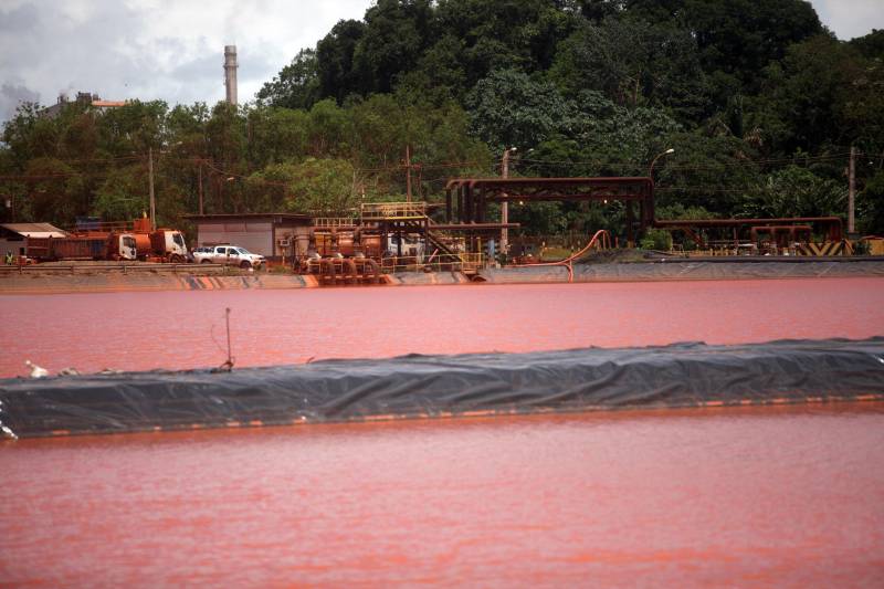 Por conta do não cumprimento do prazo de 48 horas dado pelo Governo do Estado para que a Hydro (foto) reduzisse os níveis das bacias de resíduos ao nível de pelo menos um metro, a Secretaria de Meio Ambiente e Sustentabilidade (Semas) notifica a empresa, na manhã desta terça-feira (27), com a determinação de que reduza a produção da refinaria em 50%. A Semas também triplicará a multa definida anteriormente, cumprindo a legislação ambiental em vigor, chegando a cerca de R$ 1 milhão por dia de descumprimento (300 mil Unidades de Padrão Fiscal). A empresa informou formalmente que reduziu os índices, mas não integralmente no total determinado de um metro. A determinação de redução emitida pela Semas reforça ainda que devem ser mantidos e ampliados os esforços para tratamento dos efluentes e de redução dos níveis das bacias. As equipes da Semas permanecem em campo 24 horas, trabalhando em conjunto com a Defesa Civil e outros órgãos, monitorando a situação.
FOTO: IGOR BRANDÃO / AG. PARÁ
DATA: 24.02.2018
BARCARENA - PARÁ <div class='credito_fotos'>Foto: IGOR BRANDÃO / AG. PARÁ | <a href='/midias/2018/originais/1fad8096-b96a-44c6-aa0f-cd0b63749bdc.jpg' download><i class='fa-solid fa-download'></i> Download</a></div>