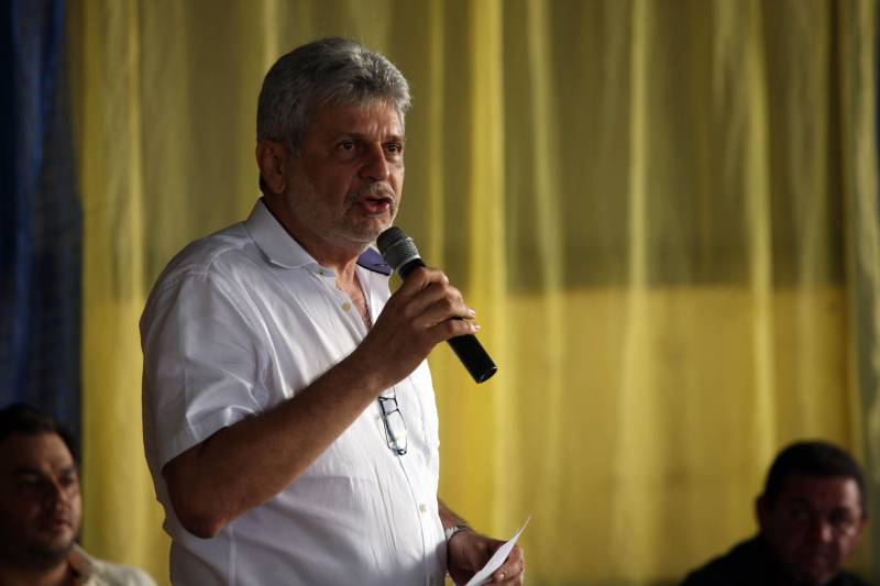 O Governo do Estado entregou na tarde desta sexta-feira (29), a ordem de serviço para a pavimentação de três quilômetros de vias no munícipio de Bonito, no Nordeste do Estado. O documento foi entregue pelo chefe do Núcleo de Governo, José Megale (foto). O investimento na ordem de R$ 1,3 milhão faz parte dos esforços do Governo do Estado em levar mais qualidade de vida à população. A assinatura contou com a participação do presidente da Assembleia Legislativa do Estado (Alepa), deputado Márcio Miranda, e do deputado Milton Campos, que também entregou as chaves de uma retroescavadeira adquirida através de emenda parlamentar.
FOTO: SIDNEY OLIVEIRA / AG. PARÁ
DATA: 29.06.2018
BONITO - PARÁ <div class='credito_fotos'>Foto: Sidney Oliveira/Ag. Pará | <a href='/midias/2018/originais/1fb855e3-c6b2-4927-83cc-1e2a8bdc34cc.jpg' download><i class='fa-solid fa-download'></i> Download</a></div>
