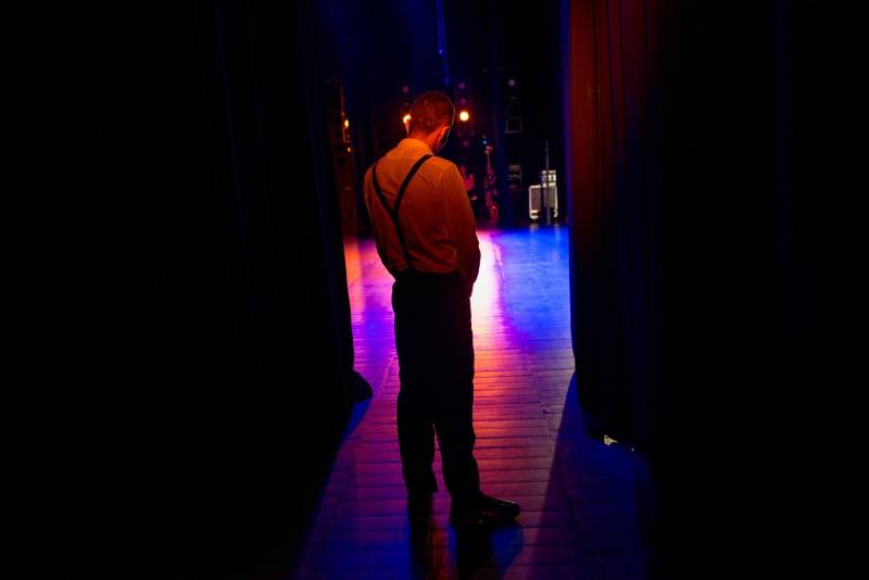 João*, de 17 anos, é natural de Bragança, nordeste do Pará. Há sete meses cumpre medida socioeducativa em uma unidade de internação do Estado após cometer um ato infracional no município onde reside. Mas na manhã desta terça-feira (5), em Belém, pôde vivenciar uma experiência inédita: participou de um espetáculo de teatro (foto) diante de dezenas de pessoas que se reuniram no Teatro Margarida Schivasappa, ao lado de outros 30 adolescentes e jovens privados de liberdade. Uma iniciativa pioneira no país que busca promover a ressocialização por meio da arte, fruto das atividades e oficinas pedagógicas realizadas dentro de espaços gerenciados pela Fundação de Atendimento Socioeducativo do Pará (Fasepa). “Eu nunca tinha vindo em um teatro e isso ficará marcado em mim”, disse o socioeducando. Tímido, ele revelou a vontade de deixar para trás os erros cometidos e seguir um futuro completamente novo, com os primeiros passos sendo dados hoje. “Isso despertou algo dentro de mim, pensar na minha vida e em sair do mundo das drogas. Quem sabe me tornar um ator?” divagou.

FOTO: FERNANDO SETTE / ASCOM IOE
DATA: 05.06.2018
BELÉM - PARÁ <div class='credito_fotos'>Foto: FERNANDO SETTE CÂMARA / ASCOM IOE   |   <a href='/midias/2018/originais/1fc27c73-a226-4de2-956d-7e5afe0d0710.jpg' download><i class='fa-solid fa-download'></i> Download</a></div>