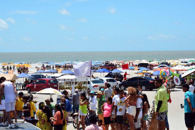 Centenas de veranistas procuraram as praias de Salinópolis neste sábado, 22, para aproveitar o dia ensolarado e contaram com o serviço de prevenção balneária de guarda vidas, socorristas e mergulhadores do Corpo de Bombeiros do Pará. Também contaram com apoio da Defesa Civil Estadual e de alunos do Programa Escola da Vida.
FOTO: SARGENTO CARLOS CÉSAR / ASCOM CBMPA
DATA: 23.07.2017
SALINÓPOLIS - PARÁ <div class='credito_fotos'>Foto: SARGENTO CARLOS CÉSAR / ASCOM CBMPA | <a href='/midias/2018/originais/1fc3af41-bd85-4d57-aab8-d4c9ab111ba5.jpg' download><i class='fa-solid fa-download'></i> Download</a></div>