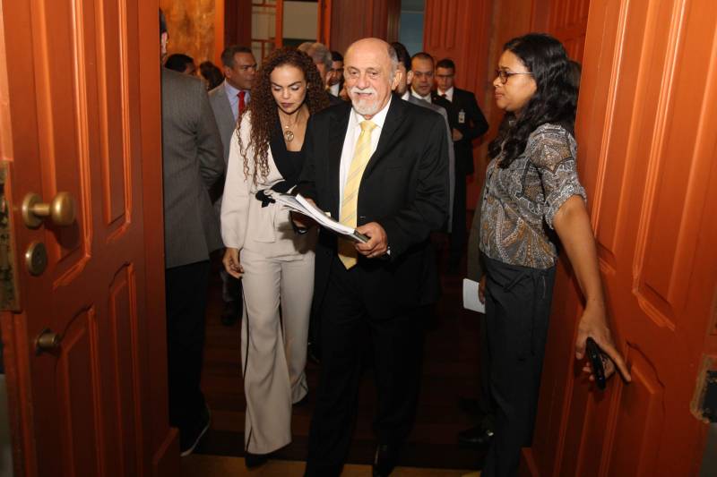 O governador Simão Jatene entregou, na manhã desta terça-feira (6), a "Mensagem Governamental do Pará à Assembleia Legislativa 2018", em sessão especial que abriu os trabalhos da Casa no exercício 2018. A leitura do documento destacou os principais resultados alcançados pelo governo no ano anterior e fez prognósticos de obras e serviços previstos para este ano.
FOTO: ANTONIO SILVA / AG. PARÁ
DATA: 06.02.2018
BELÉM - PARÁ <div class='credito_fotos'>Foto: Antônio Silva/Ag. Pará | <a href='/midias/2018/originais/1fc7c0ad-c962-4138-8196-19007aef21f4.jpg' download><i class='fa-solid fa-download'></i> Download</a></div>