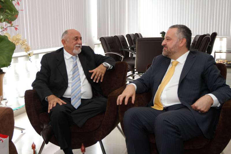 O governador Simão Jatene (d) recebeu nesta quarta-feira, 2, o embaixador do Canadá no Brasil, Riccardo Savone (e). Na pauta do encontro, o aumento das relações comerciais entre o estado e as empresas canadenses. Além disso, os canadenses querem estreitar parcerias para fomentar a atração de investimentos, estimular políticas públicas e incentivar a integração política, econômica e cultural.
FOTO: CRISTINO MARTINS / AG. PARÁ
DATA: 02.05.2018
BELÉM - PARÁ <div class='credito_fotos'>Foto: Cristino Martins/Ag. Pará | <a href='/midias/2018/originais/1fc9bfe4-ba66-4f5e-92cc-3a4af1f13b8c.jpg' download><i class='fa-solid fa-download'></i> Download</a></div>