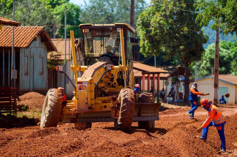 Aos poucos, a paisagem de Serra Pelada – que já foi o maior garimpo a céu aberto do planeta e hoje é distrito de Curionópolis, município do sudeste paraense - começa a se modificar. A poeira intensa, típica de estradas de chão, vai paulatinamente dando lugar à camada de asfalto (foto), que pela primeira vez chega a Curiónópolis, conhecido mundialmente pela corrida do ouro e pelo formigueiro humano nos anos 1980, eternizado pelo olhar do fotógrafo Sebastião Salgado. O ouro não é mais explorado na região, mas Serra Pelada ainda é uma cidade de garimpeiros. São eles que residem e povoam as ruas, que parecem ter parado no tempo. Foram esses trabalhadores que fizeram a localidade crescer, que formaram famílias e criaram filhos nascidos no local, fincando raízes, criando identidade, sonhando com a volta da exploração do ouro, cada vez mais distante. Mas até esse cenário vem se transformando.

FOTO: ASCOM / PREFEITURA DE CURIONÓPOLIS
DATA: 08.06.2018
CURIONÓPOLIS - PARÁ <div class='credito_fotos'>Foto: ASCOM / PREFEITURA DE CURIONÓPOLIS   |   <a href='/midias/2018/originais/1fcaac21-cbdd-4abc-954a-ddf12e524b3b.jpg' download><i class='fa-solid fa-download'></i> Download</a></div>