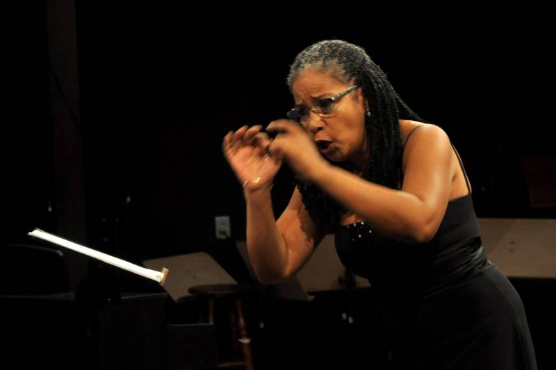 A regência é da cubana Maria Antonia Jiménez, que há 23 anos criou o Coro Carlos Gomes e atualmente é sua regente titular. "Convidamos toda a comunidade belenense para um momento de oração e renovação através da música, para que Deus restaure a paz e a harmonia em todos os lares", disse a maestrina.
FOTO: IRENE ALMEIDA/DIVULGAÇÃO
DATA: 08.06.2017
BELÉM - PARÁ <div class='credito_fotos'>Foto: Irene Almeida/ Divulgação | <a href='/midias/2018/originais/1fce424c-aef5-400c-a094-8134ac04260e.jpg' download><i class='fa-solid fa-download'></i> Download</a></div>