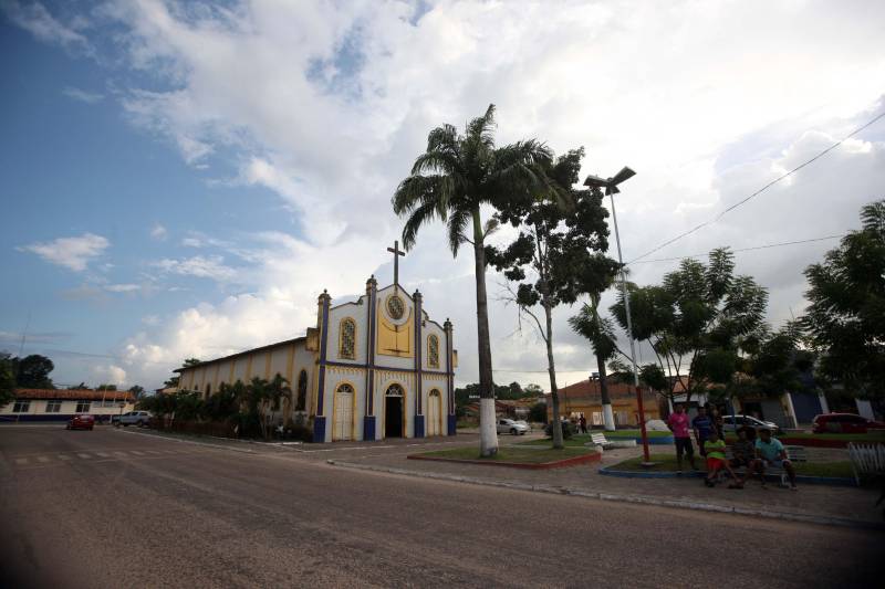 Em Tracuateua, o evento ocorreu no Salão da Marujada. O prefeito Tamariz Cavalcante comentou o trabalho da prefeitura realizado na área de saúde, e que os 4 km de asfaltamento irão contribuir com outra reivindicação dos moradores do município.
FOTO: SIDNEY OLIVEIRA / AG. PARÁ
DATA: 14.06.2018
TRACUATEUA - PARÁ <div class='credito_fotos'>Foto: Sidney Oliveira/Ag. Pará | <a href='/midias/2018/originais/1ff141c7-3ca0-4f4b-a870-caec86424e78.jpg' download><i class='fa-solid fa-download'></i> Download</a></div>
