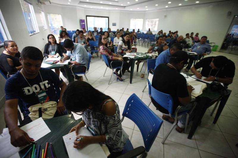 Comunicadores, estudantes, profissionais de diversas áreas e representantes movimentos de mulheres da região do Xingu tiveram a oportunidade de discutir sobre a cobertura da mídia nos casos de violência contra a mulher. O tema Mídia e Feminicídio, encerrou o primeiro dia do Publicom - Encontro de Comunicação do Pará, na noite desta quinta-feira, 12, na sede da Associação Comercial, Industrial e Agro Pastoril de Altamira (Aciapa), em Altamira.
FOTO: MARCELO LELIS / AG. PARÁ
DATA: 12.04.2018
ALTAMIRA - PARÁ <div class='credito_fotos'>Foto: Marcelo Lelis / Ag. Pará | <a href='/midias/2018/originais/1ff2edc5-7c7f-4107-b1d5-016bf43840e7.jpg' download><i class='fa-solid fa-download'></i> Download</a></div>