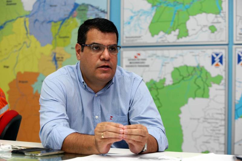 O Governo do Estado, de forma integrada entre Defesa Civil, Corpo de Bombeiros, Secretaria Estadual de Transportes ( Setran) e outros órgãos, reforça as ações de enfrentamento aos acidentes naturais ocasionados pelas chuvas fortes do período.15 municípios, sendo 11 do sudeste paraense, declararam situação de emergência. A partir do dia 6 de fevereiro, quando se intensificaram os registros no Sistema Nacional, e a Defesa Civil Estadual apresentou um relatório para o Governo do Estado, várias secretarias reuniram e o governador Simão Jatene autorizou procedimentos para minimizar os efeitos causados pelos acidentes. Na foto, o secretário regional de governo, Jorge Bittencourt.
FOTO: SIDNEY OLIVEIRA / AG PARÁ
DATA: 11.02.2018
BELÉM - PARÁ <div class='credito_fotos'>Foto: Sidney Oliveira/Ag. Pará | <a href='/midias/2018/originais/1ff8a6a3-84c2-49d6-a534-04a0e8f5fb79.jpg' download><i class='fa-solid fa-download'></i> Download</a></div>