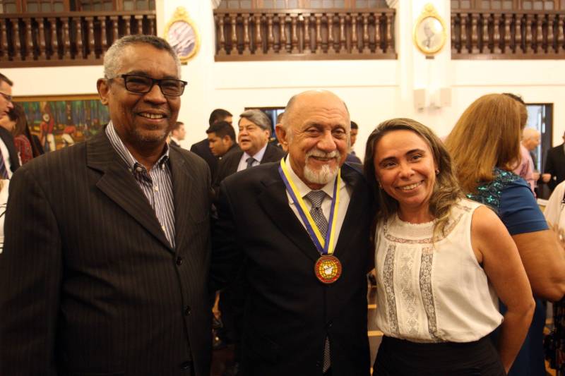 O governador Simão Jatene foi homenageado pela Associação do Corpo Consular no Estado do Pará (ACCP) com a Comenda do Mérito Consular João Clemente Baena Soares. A maior honraria da entidade foi entregue na noite desta quinta-feira (22), no salão nobre do prédio sede da Associação Comercial do Pará (ACP), em Belém.
FOTO: IGOR BRANDÃO / AG. PARÁ
DATA: 22.02.2018
BELÉM - PARÁ <div class='credito_fotos'>Foto: IGOR BRANDÃO / AG. PARÁ | <a href='/midias/2018/originais/20089e06-e9a6-4224-b2a5-1b312583ba8e.jpg' download><i class='fa-solid fa-download'></i> Download</a></div>