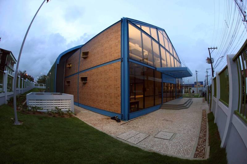 O teatro (foto) é uma construção de arquitetura contemporânea que dialoga com o ecletismo do antigo prédio escolar. Com uma fachada interna revestida com um gigantesco pano de vidro, o edifício abriga espaço com os mais adequados recursos para a apresentação de espetáculos de qualquer natureza, além do teatro, pode receber  eventos culturais em geral. Tem 300 lugares e um palco medindo 14 m  de boca e 7 m de profundidade; 

FOTO: RODOLFO OLIVEIRA / AG. PARÁ
DATA: 16.12.2018
BRAGANÇA - PARÁ <div class='credito_fotos'>Foto: Rodolfo Oliveira/Ag. Pará   |   <a href='/midias/2018/originais/20091bbf-d991-452d-9ffc-9fb78c562134.jpg' download><i class='fa-solid fa-download'></i> Download</a></div>