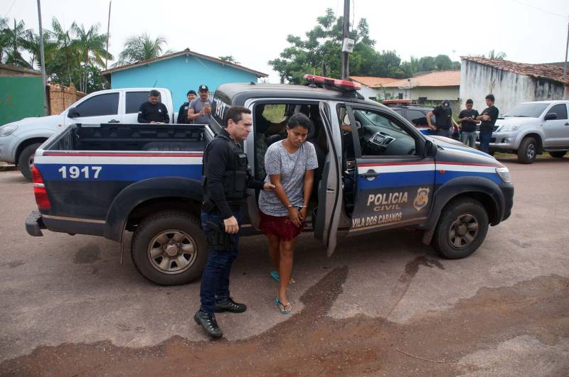 Um trabalho conjunto das Polícias Civil e Militar prendeu 31 pessoas, nesta quarta-feira, 28, durante a Operação Rio das Cobras, que cumpriu mandados judiciais nos municípios de Belém, Santa Izabel do Pará, Moju e Abaetetuba. Os envolvidos são acusados de crimes, como tráfico de drogas, roubos e homicídios. A operação contou com 200 policiais divididos em 45 equipes e com apoio de 50 viaturas. Sob coordenação do delegado-geral da Polícia Civil, Rilmar Firmino, a ação policial teve 35 alvos nos quatro municípios, a maior em Moju (base da operação), no nordeste paraense. O nome da operação é uma referência ao significado da palavra Moju na língua indígena Tupi.
FOTO: ASCOM / POLÍCIA CIVIL
DATA: 28.02.2018
MOJU - PARÁ <div class='credito_fotos'>Foto: Ascom / Polícia Civil | <a href='/midias/2018/originais/2016ba1c-1c73-4f0e-8903-5e1a780f280e.jpg' download><i class='fa-solid fa-download'></i> Download</a></div>