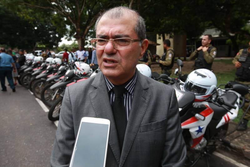 Polícia Militar, Guarda Municipal e Secretarias Municipais de Segurança Pública de 17 cidades do interior paraense receberam motos para ampliar o policiamento ostensivo e para atender ocorrências em suas sedes. Os veículos adquiridos pelo Governo do Estado são provenientes de emenda parlamentar de três deputados da Assembleia Legislativa do Pará (ALEPA), e entregues nesta segunda-feira (28) durante cerimônia na sede da Casa Civil, em Belém. Ao todo foram entregues 44 motos do modelo Honda XRE 300 CC, todas com kit sinalizador acústico e visual, rastreador, dois capacetes e queixeiras. Prefeitos, secretários de segurança, representantes das polícias, guardas municipais e deputados estiveram presentes na solenidade e ressaltaram a importância de ampliar a frota de veículos para dar apoio a segurança dos municípios. Na foto, Luiz Fernandes, secretário de segurança pública do Pará.
FOTO: MÁCIO FERREIRA / AG. PARÁ
DATA: 28.05.2018
BELÉM - PARÁ <div class='credito_fotos'>Foto: MÁCIO FERREIRA/ AG. PARÁ | <a href='/midias/2018/originais/201938bd-9f14-48cc-85b8-4ec363ec2d49.jpg' download><i class='fa-solid fa-download'></i> Download</a></div>
