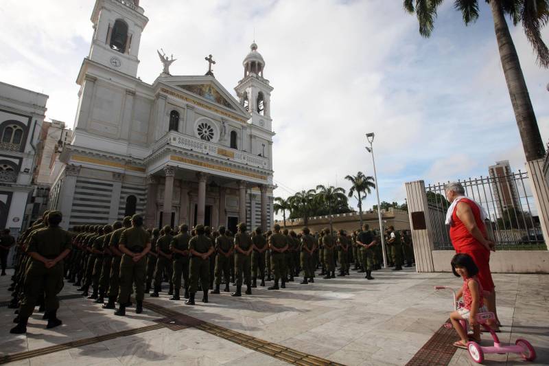 Cerca de 2 mil alunos do curso de formação de praças da Polícia Militar cumprem neste sábado (12) uma etapa importante da preparação: eles saem pela primeira vez às ruas, no estágio supervisionado, para vivenciar situações reais da carreira e, ao mesmo tempo, reforçar o policiamento ostensivo. Em Belém, cerca de 500 homens e mulheres se concentraram na Praça Santuário, em frente à Basílica de Nazaré, e saíram, em seguida, para diversos pontos da capital. A ação faz parte do pacote de medidas de combate à criminalidade e reforço da segurança pública anunciado pelo Governo do Estado.
FOTO: SIDNEY OLIVEIRA / AG. PARÁ
DATA: 12.05.2018
BELÉM - PARÁ <div class='credito_fotos'>Foto: Sidney Oliveira/Ag. Pará | <a href='/midias/2018/originais/201959db-ac19-46cf-a47d-04569c26e678.jpg' download><i class='fa-solid fa-download'></i> Download</a></div>