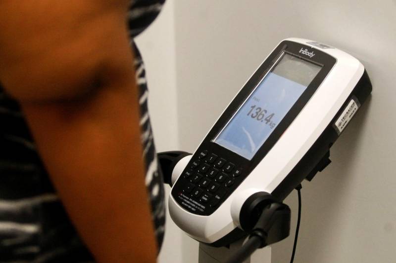 Avaliação mais precisa da composição corporal na análise da quantidade de músculos, ossos, água e gordura no corpo humano. São alguns dos principais benefícios oferecidos pelo exame de bioimpedância que é a mais nova tecnologia à disposição dos usuários do Hospital Jean Bitar (HJB), em Belém (PA), que auxilia na assistência durante a rotina de consultas ambulatoriais na especialidade de endocrinologia.
FOTO: IGOR BRANDÃO / ARQUIVO AG. PARÁ
DATA: 03.02.2018
BELÉM - PARÁ <div class='credito_fotos'>Foto: IGOR BRANDÃO / AG. PARÁ | <a href='/midias/2018/originais/201eb7a5-85f7-43e2-9368-06fd48a034da.jpg' download><i class='fa-solid fa-download'></i> Download</a></div>