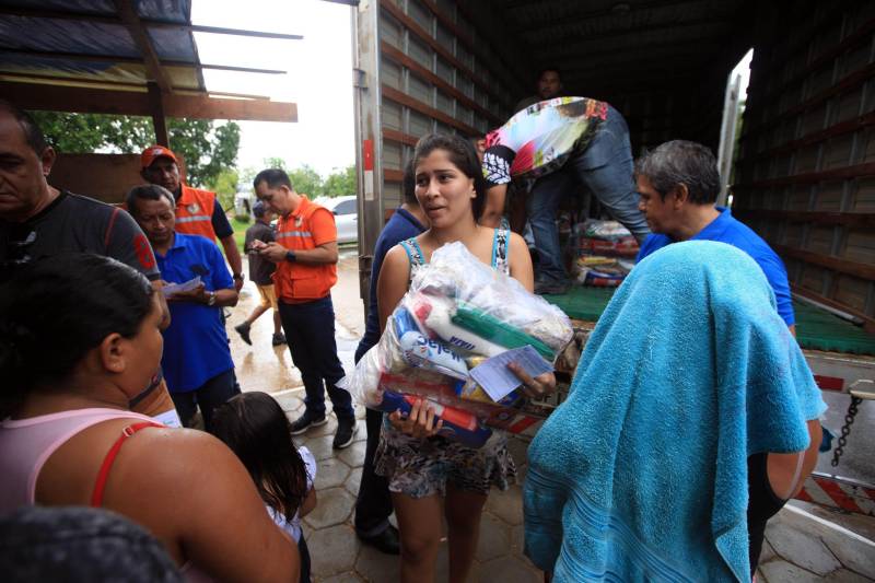 A entrega de mais de 200 cestas básicas às famílias atingidas pelas cheias dos rios Tocantins e Itacaiúnas, em Marabá, no sudeste do Pará, foi a principal ação, neste sábado (17), da força-tarefa montada para prestar atendimento aos desabrigados na região.
FOTO: MÁCIO FERREIRA / AG. PARÁ
DATA: 17.02.2018
MARABÁ - PARÁ <div class='credito_fotos'>Foto: MÁCIO FERREIRA/ AG. PARÁ | <a href='/midias/2018/originais/2027fb2d-a3a4-4fed-91b3-0f9850e146c8.jpg' download><i class='fa-solid fa-download'></i> Download</a></div>