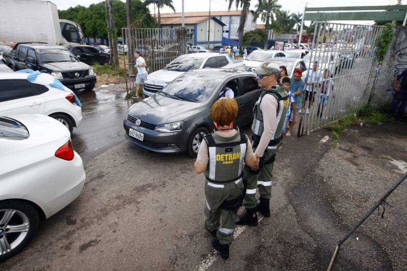 Foram exatos dois meses tentando assistir ao seu primeiro Re x Pa em 2018. Neste domingo, finalmente, a estudante Hendrea Souza convenceu o noivo, Arthur Pantoja, a levá-la ao Estádio Olímpico do Pará, o Mangueirão. E logo numa final. "Só trouxe porque vim no domingo passado e vi algumas mudanças no esquema de segurança", disse Arthur. "Tem mais policiais e a bebedeira em volta do estádio praticamente acabou", afirmou. As mudanças realmente aconteceram a partir do clássico do último dia primeiro e já surtiram efeito. A chamada “Operação Mangueirão” pôs em prática ações de ordenamento no entorno do estádio, com início a partir das 7h30 e encerramento às 20h. A operação determina a delimitação de espaço para atuação de vendedores ambulantes, proibição de veículos com sons automotivos ao redor do estádio e de barracas irregulares, seis pontos de bloqueio e dois para o ingresso de comerciantes e orientações ao público.
FOTO: THIAGO GOMES / AG. PARÁ
DATA: 08.04.2018
BELÉM - PARÁ <div class='credito_fotos'>Foto: Thiago Gomes /Ag. Pará | <a href='/midias/2018/originais/202f4662-a565-4b33-9da2-8b350a3e9588.jpg' download><i class='fa-solid fa-download'></i> Download</a></div>