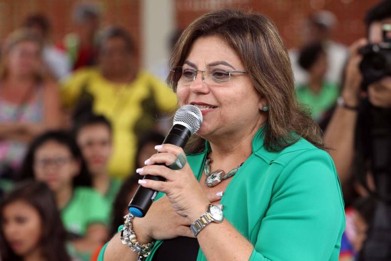 Um painel, no pátio da Escola Estadual de Ensino Médio Ruth Guimarães Ferreira, no distrito de Murinim, em Benevides, mostra 16 alunos da unidade aprovados nos últimos vestibulares. Desses, 12 irão estudar na Universidade Federal do Pará (UFPA). São os primeiros resultados de um processo que começou há nove meses, quando a escola entrou em reforma e ampliação. A nova “Ruth Guimarães Ferreira” foi entregue oficialmente nesta segunda-feira, 26, pelo governador Simão Jatene. Reformada e ampliada, a escola tem agora seis salas de aula; quatro laboratórios (multiuso, multidisciplinar, informática e de leitura); cozinha; refeitório e dispensa; quadra poliesportiva, vestiários feminino e masculino; área de convivência; sala para Atendimento Educacional Especializado (AEE) e acessos para pessoas com deficiência. Espaços de sobra para seus 892 alunos, distribuídos em três turnos do Ensino Médio. A obra custou R$ 2,446 milhões. Na foto, a secretária de Educação, Ana Cláudia Serruya Hage.
FOTO: CRISTINO MARTINS / AG. PARÁ
DATA: 26.03.2018
BENEVIDES - PARÁ <div class='credito_fotos'>Foto: Cristino Martins/Ag. Pará | <a href='/midias/2018/originais/2034135b-2109-4dd5-99c8-d8b720c4aabe.jpg' download><i class='fa-solid fa-download'></i> Download</a></div>
