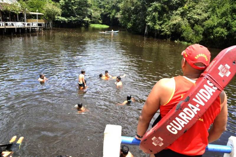 A terça-feira de Carnaval (13) nas praias do município de Barcarena foi marcada pelo trabalho de prevenção e de orientação aos frequentadores. Militares do Corpo de Bombeiros trabalharam intensamente no quarto dia da Operação Carnaval 2018 nas praias e blocos de rua, a fim de garantir a segurança de todos. A festa em Barcarena só terminará na Quarta-feira de Cinzas, com atrações musicais. As praias de Caripi, Vila do Conde, Cupiranga e Sirituba receberam o reforço do efetivo militar para atender os banhistas em qualquer situação. Com a tranquilidade nas praias, não houve registro de ocorrências graves, resultado do trabalho preventivo realizado pelo 6° Grupamento de Bombeiros Militar de Barcarena.
FOTO: ASCOM / CBMPA
DATA: 13.02.2018
SANTA IZABEL - PARÁ
<div class='credito_fotos'>Foto: ASCOM / CBMPA | <a href='/midias/2018/originais/203c0ff4-593c-4b92-a6ee-9cc2e12161c4.jpg' download><i class='fa-solid fa-download'></i> Download</a></div>