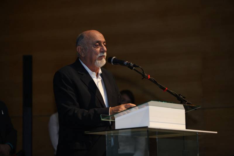 Para o governador Simão Jatene (foto), todos os nomeados podem se considerar – a partir do momento em que optaram por um concurso público no Pará – paraenses, “pois vão ajudar a construir o estado”. “Vocês terão a grata oportunidade de conhecer o estado pelo seu interior, o que é extremamente enriquecedor”, disse o governador. “Mas, preparem-se, pois terão poucos aplausos nos acertos e muitas e severas críticas ao menor erro”. Sobre o concurso e a posse dos novos delegados, Jatene disse que “mais um desafio foi vencido, que é o de ter um delegado para cada município”. “É mais um passo no sentido de combater a violência e melhorar os índices da segurança pública, o que nós fazemos mesmo com a crise que ainda assola o país”, disse o governador. “Enquanto existir essa vontade coletiva, unindo governo e sociedade, vamos vencer mais desafios, em todas as áreas”, concluiu Simão Jatene.
FOTO: SYDNEY OLIVEIRA / AG. PARÁ
DATA: 26.02.2018
BELÉM - PARÁ <div class='credito_fotos'>Foto: Sidney Oliveira/Ag. Pará | <a href='/midias/2018/originais/203e54eb-7759-4125-aab6-35c56a85c9b8.jpg' download><i class='fa-solid fa-download'></i> Download</a></div>