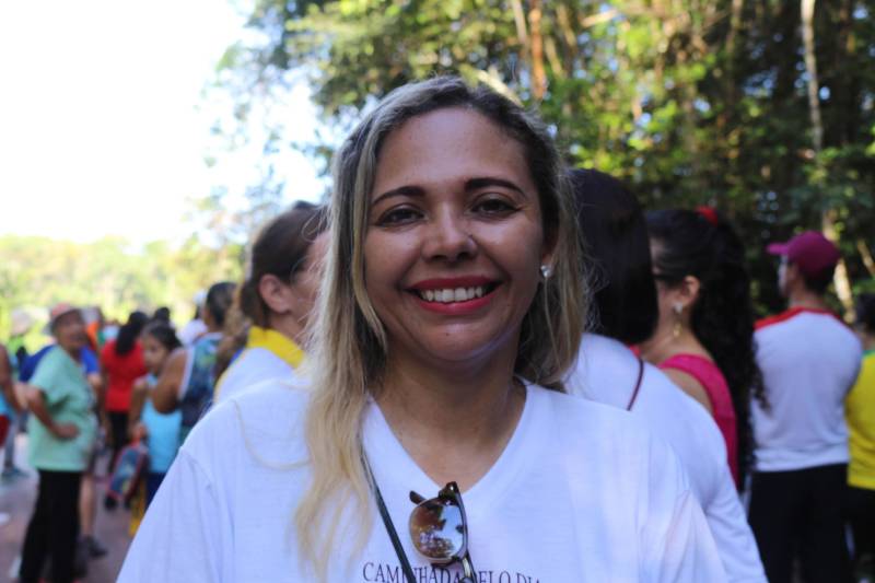 Entidades governamentais e não-governamentais de assistência à pessoa idosa promoveram uma manhã de sensibilização em alusão ao Dia Mundial de Conscientização da Violência contra a Pessoa Idosa, comemorado nesta sexta-feira (15). A programação contou com uma caminhada e apresentação cultural no Parque Estadual do Utinga, em Belém, e foi promovida pelo Conselho Estadual dos Direitos da Pessoa Idosa (Cedpi). A caminhada iniciou às 7h com um alongamento, e teve a participação de mais de 200 pessoas de grupos de apoio ao idoso. O percurso começou no novo pórtico de entrada do Parque e se estendeu até o Mirante, onde foi realizada uma aula de fisiotaishi – mistura de fisioterapia com técnicas chinesas. No total, os participantes percorreram três quilômetros. Na foto, a coordenadora do Vida Ativa, Liane Costa.
FOTO: ASCOM / SEEL
DATA: 15.06.2018
BELÉM - PARÁ <div class='credito_fotos'>Foto: ASCOM SEEL | <a href='/midias/2018/originais/2042a517-eafd-4908-903f-8ac273f7ebdf.jpg' download><i class='fa-solid fa-download'></i> Download</a></div>