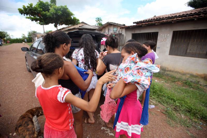 Passados dois dias da enxurrada que destruiu casas e obrigou pessoas a saírem de seus locais de moradia em Paragominas, Governo do Estado e Prefeitura continuam os trabalhos para atender as famílias afetadas, reconstruir o que ficou destruído e restabelecer a situação de normalidade no município. Desde a manhã da última quinta-feira (12), equipes da Defesa Civil intensificam as ações nos bairros atingidos.
FOTO: SIDNEY OLIVEIRA / AG. PARÁ
DATA: 14.04.2018
PARAGOMINAS - PARÁ <div class='credito_fotos'>Foto: Sidney Oliveira/Ag. Pará | <a href='/midias/2018/originais/204b5c59-1d31-43c5-97a0-6fa3fa357cfc.jpg' download><i class='fa-solid fa-download'></i> Download</a></div>