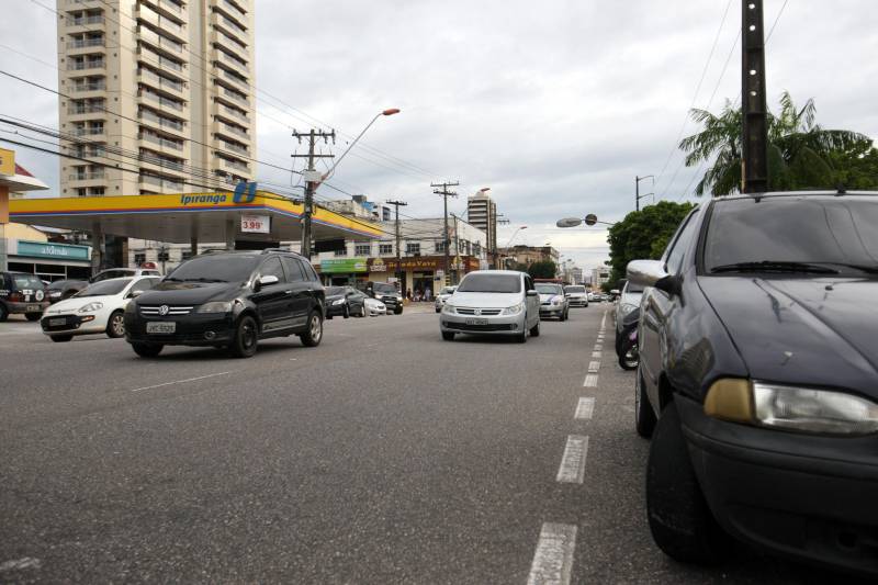 Os proprietários de veículos (foto) com os finais de placa 41, 51 e 61 têm até esta sexta-feira (9) para garantir o licenciamento anual sem multa. Segundo dados da Diretoria de Tecnologia e Informática (DTI) do Departamento de Trânsito do Estado (Detran), 61.276 mil veículos deverão ser licenciados no Pará. Só na Região Metropolitana de Belém são 20.189 veículos. Em seguida, vêm os municípios de Marabá, com 3.545 veículos e Santarém, com 3.204. O Licenciamento é obrigatório para que seu veículo possa continuar a trafegar pelas ruas e estradas livremente. O condutor flagrado circulando com veículo não licenciado comete infração gravíssima. O art. 230 do Código de Trânsito Brasileiro (CTB) prevê aplicação de multa de R$ 293,47, sete pontos na CNH, além de ter o veículo removido ao parque de retenção do Detran.
FOTO: IGOR BRANDÃO / AG. PARÁ
DATA: 08.03.2018
BELÉM - PARÁ <div class='credito_fotos'>Foto: IGOR BRANDÃO / AG. PARÁ | <a href='/midias/2018/originais/20501aeb-3220-45a9-a62f-ada62380d49c.jpg' download><i class='fa-solid fa-download'></i> Download</a></div>