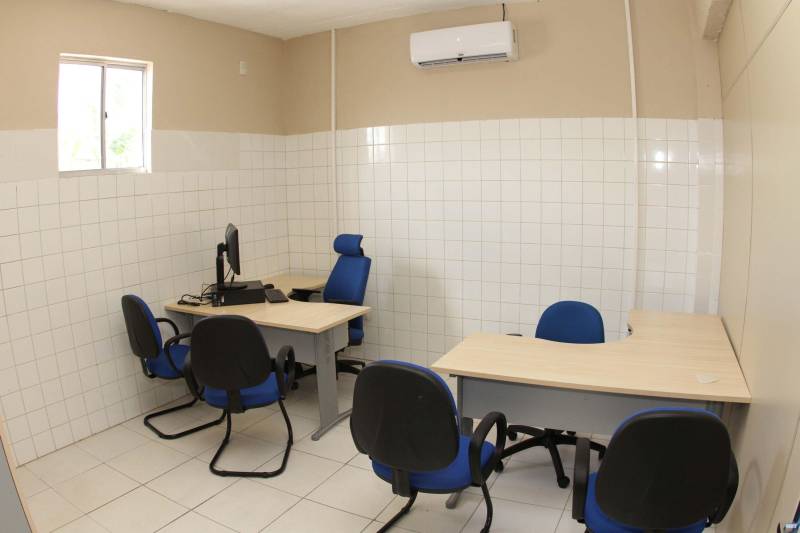 Sempre que algum caso ligado à segurança envolvendo crianças ou adolescentes acontecia em Ananindeua, Marituba ou municípios vizinhos, os agentes eram obrigados a se deslocar ate Belém. Os municípios da Região Metropolitana não dispunham de uma unidade da Data, Divisão de Atendimento ao Adolescente. E nesta quarta-feira, 30, esse problema acabou. O Governo do Pará inaugurou as novas instalações da 2ª Data do Pará, na Rodovia Mario Covas, em Ananindeua. Vinculada à Diretoria de Atendimento a Grupos Vulneráveis, a unidade terá circunscrição em Ananindeua, Marituba, Benevides e Santa Bárbara do Pará. 

FOTO: CRISTINO MARTINS / AG. PARÁ
DATA: 30.05.2018
 <div class='credito_fotos'>Foto: Cristino Martins/Ag. Pará   |   <a href='/midias/2018/originais/2053a6f5-6212-45f4-a1b6-7c3cdc30ed68.jpg' download><i class='fa-solid fa-download'></i> Download</a></div>