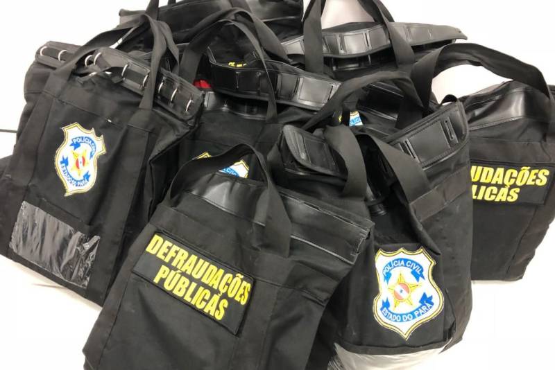 A Polícia Civil deflagrou, nesta terça-feira (6), a primeira fase da operação "Presépio", para dar cumprimento a 42 mandados judiciais de busca e apreensão e de condução coercitiva. As investigações visam apurar desvios de recursos públicos e corrupção na Prefeitura de Marituba, município da Região Metropolitana de Belém. Na foto, materiais apreendidos.
FOTO: ASCOM POLÍCIA CIVIL
DATA: 06.03.2018
MARITUBA - PARÁ <div class='credito_fotos'>Foto: Ascom Polícia Civil | <a href='/midias/2018/originais/2053ef70-546d-4369-bf31-6e7451bc4bd5.jpg' download><i class='fa-solid fa-download'></i> Download</a></div>