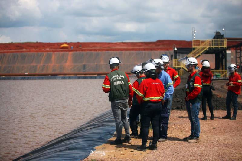 Iniciou neste sábado, 24, o prazo que o Governo do Estado deu para que a empresa de alumínio Hydro Alunorte adote procedimentos e mecanismos seguros ambientalmente, a fim de que as bacias de resíduos da empresa baixem os níveis em pelo menos um metro – o que é definido tecnicamente como padrão de segurança com comprovação permanente da redução e manutenção dos níveis. Uma equipe de fiscalização da Secretaria de Estado de Meio Ambiente e Sustentabilidade (Semas) está no município para fazer o monitoramento dos níveis das bacias do sistema de tratamento dos rejeitos da Bauxita. "Vamos montar equipes para, de duas em duas horas, avaliar o nível das bacias. Em caso de chuva o monitoramento será feito de uma em uma hora", explicou Rejiane Santos, geóloga da Diretoria de Licenciamento Ambiental da Semas.
FOTO: IGOR BRANDÃO / AG PARÁ
DATA: 24.02.2018
BELÉM - PARÁ <div class='credito_fotos'>Foto: IGOR BRANDÃO / AG. PARÁ | <a href='/midias/2018/originais/205b5569-6b65-4a0c-9eeb-9f2996609959.jpg' download><i class='fa-solid fa-download'></i> Download</a></div>