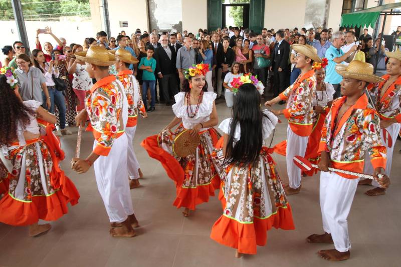 O Governo do Pará entregou nesta quarta-feira, 26, o prédio restaurado da antiga Estação de Trem de Icoaraci. A entrega foi feita pelo governador Simão Jatene (camisa cinza com listras). “Estamos recuperando um pedaço importante da história de Belém, de todo o Pará”, disse o governador. Após cinco meses de reforma, a antiga Estação Ferroviária de São João de Pinheiro, atual Icoaraci, foi entregue totalmente restaurada. Há pelo menos 35 anos, o espaço era ocupado pela Cooperativa de Artesãos de Icoaraci (Coarti) e agora vai servir para comercialização e exposição de artesanato, além de espaço para eventos culturais. “Será um espaço multiuso, para manifestações culturais, manifestações sociais e, claro, para a comercialização de artesanato, que é o carro-chefe de Icoaraci”, disse o secretário de estado de Desenvolvimento Econômico, Mineração e Energia (Sedeme), Hildegardo Nunes.

FOTO: CRISTINO MARTINS / AG. PARÁ
DATA: 26.12.2018
ICOARACI - PARÁ <div class='credito_fotos'>Foto: Cristino Martins/Ag. Pará   |   <a href='/midias/2018/originais/2061e4c1-3a83-4f01-b864-c1ee6d4086e4.jpg' download><i class='fa-solid fa-download'></i> Download</a></div>