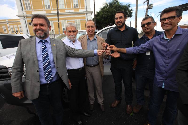 Quase R$ 2 milhões em equipamentos para o combate a malária no Pará foram distribuídos, nesta quarta-feira (7), em cerimônia no Palácio do Governo, em Belém. No total 38 microscópios, 21 motocicletas e 9 caminhonetes foram entregues, pelo governador Simão Jatene, a representantes de 11 municípios beneficiados, de diferentes regiões do Pará. Na ocasião, o governo também homenageou servidores estaduais que atuam há mais de 30 anos no combate a endemias e dedicaram anos de profissionalismo, compromisso e responsabilidade com o trabalho na Vigilância em Saúde Pública do Estado do Pará.
FOTO: MÁCIO FERREIRA / AG. PARÁ
DATA: 07.03.2018
BELÉM - PARÁ <div class='credito_fotos'>Foto: Antônio Silva/Ag. Pará | <a href='/midias/2018/originais/2062e916-e5e4-4c7e-b597-7f3826c59154.jpg' download><i class='fa-solid fa-download'></i> Download</a></div>