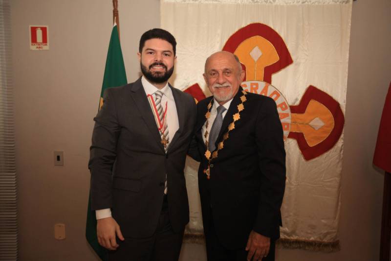 O Governo do Estado do Pará concedeu hoje 230 comendas do Mérito Grão-Pará (foto), a mais alta do Estado, a autoridades e servidores que se destacaram nos últimos oito anos de serviços prestados à população. “O ciclo que encerramos hoje não encerra nossa missão de servir ao público, porque uma vez servidores públicos, trabalhando em benefício da população, nunca mais deixamos de sê-lo, pois essa missão fica gravada em nossos corações”, disse o governador Simão Jatene aos agraciados. O governador entregou, pessoalmente, uma a uma as condecorações.  Das 230 medalhas, 14 foram no grau de Grande Oficial, 60 no grau de Comendador, 8 no grau de Oficial e 11 no grau de Cavaleiro aos servidores civis. Entre os militares, 4 receberam no grau de Comendador, 38 de Oficial e 109 no grau de Cavaleiro.

FOTO: CRISTINO MARTINS / AG. PARÁ
DATA: 31.12.2018
BELÉM - PARÁ <div class='credito_fotos'>Foto: Cristino Martins/Ag. Pará   |   <a href='/midias/2018/originais/206b1f5a-8a80-4b8d-9e9a-9345c16b502c.jpg' download><i class='fa-solid fa-download'></i> Download</a></div>