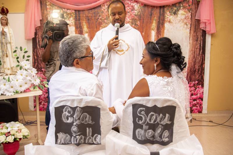 Um paciente que teve o casamento desmarcado por conta de um câncer se uniu em matrimônio (foto) neste sábado (10), no auditório da radioterapia do Hospital Ophir Loyola, em Belém. O lavador de carros Francisco Carlos da Silva, 64 anos, tem uma relação estável com Lucidalva Rayol da Silva há 18 anos. O casal tem uma filha, Carla Luana, de 11 anos. Eles sempre tiveram uma vida simples e comum, mas o diagnóstico do câncer mudou essa realidade. Em fevereiro deste ano, Francisco teve febre durante 30 dias. Passou por uma série de exames, sem esclarecer o motivo pelo qual ele estava doente. Apenas no final de setembro, recebeu a confirmação de um câncer no esôfago - um tubo muscular indispensável para o processo digestivo, responsável por conduzir o alimento da boca até o estômago.
FOTO: THIAGO SANNIN
DATA: 10.11.2018
BELÉM - PARÁ <div class='credito_fotos'>Foto: THIAGO SANNIN | <a href='/midias/2018/originais/206f6c25-ed19-4db8-8f7a-de91ecbfd60d.jpg' download><i class='fa-solid fa-download'></i> Download</a></div>