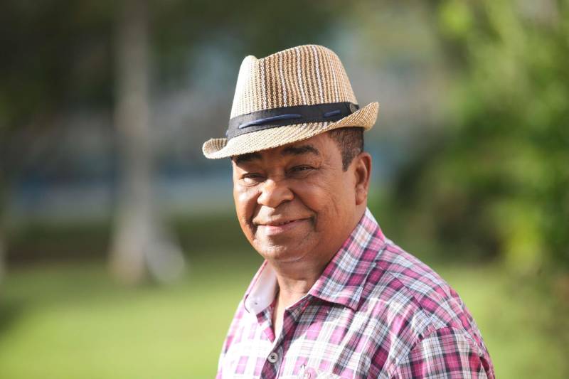 Símbolo de alegria, Aurino Pinduca Firmino Gonçalves, o famoso "Pinduca, o Rei do carimbó" (foto) perdeu o sorriso e a paz em uma noite do ano de 2017. O telefone de sua casa e o celular tocavam incessantemente. Eram familiares, amigos e fãs atrás de notícias sobre o músico de 80 anos. Poucos minutos antes, alguém veiculou na internet que um avião transportando o músico havia caído e ele estava morto. "Já haviam me matado várias vezes, mas naquela época, a internet não tinha toda essa força. Quando vi a repercussão do boato, decidi gravar um vídeo informando a todos que estava vivinho da silva" disse o cantor.

FOTO: MARCELO LELIS / AG. PARÁ
DATA: 09.05.2018
BELÉM - PARÁ <div class='credito_fotos'>Foto: Marcelo Lelis / Ag. Pará   |   <a href='/midias/2018/originais/207bc802-779a-466d-8c0b-21bb28f64d0e.jpg' download><i class='fa-solid fa-download'></i> Download</a></div>